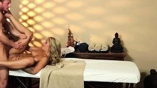 Fooled babe nails masseur